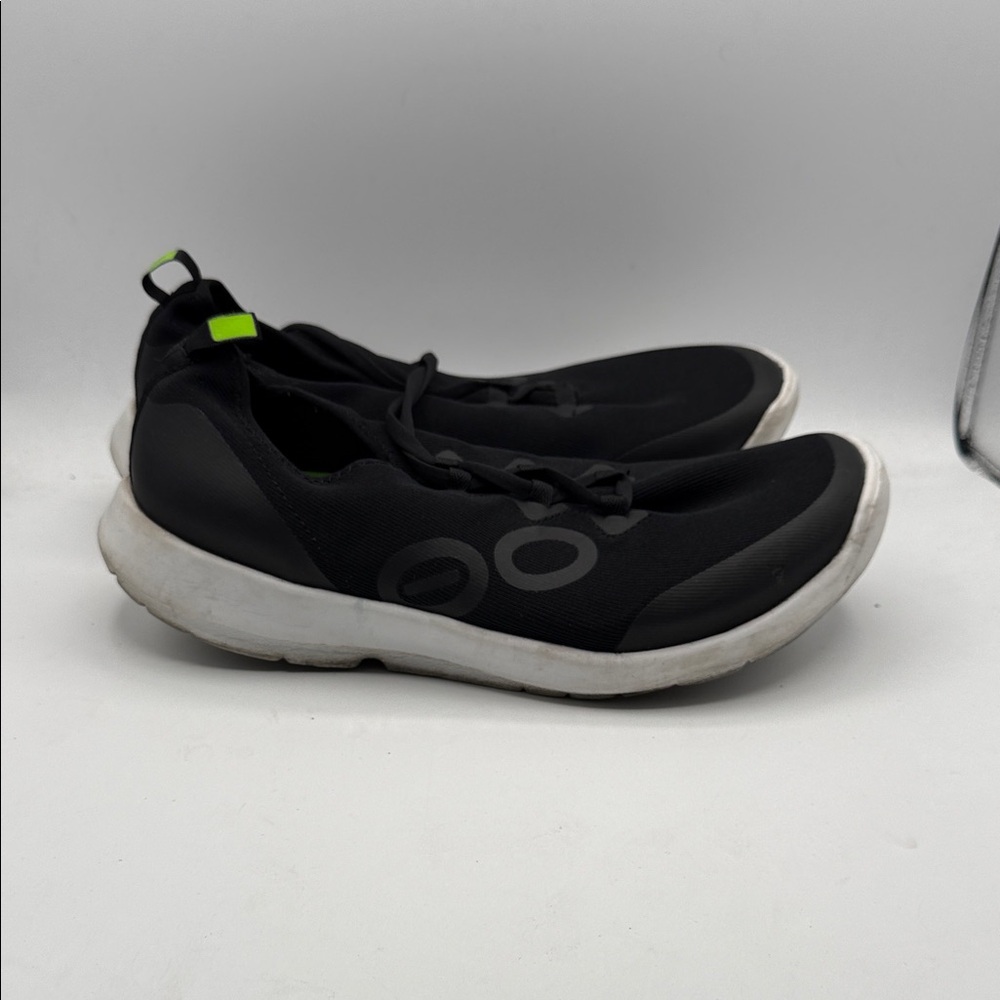 OOFOS men’s 11 Black and White Athletic Shoes s16